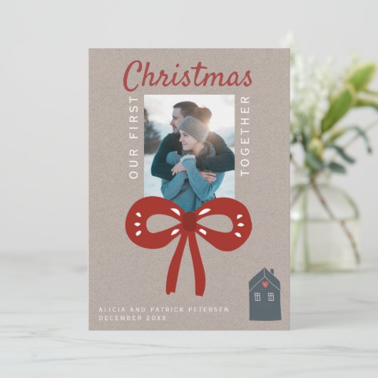 私たちの初めてのクリスマスが一緒に写真カップルの挨拶 カード (スタンド正面)