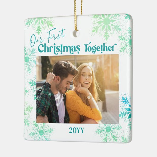 私たちの初めてのクリスマスが一緒に写真グリーンスノーフレーク セラミックオーナメント (左)