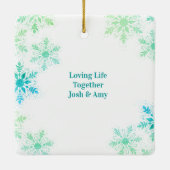 私たちの初めてのクリスマスが一緒に写真グリーンスノーフレーク セラミックオーナメント (裏面)