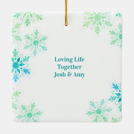 私たちの初めてのクリスマスが一緒に写真グリーンスノーフレーク セラミックオーナメント (裏面)