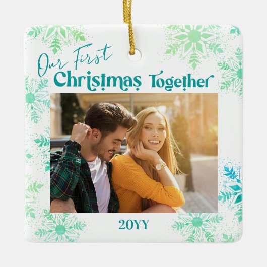 私たちの初めてのクリスマスが一緒に写真グリーンスノーフレーク セラミックオーナメント (正面)