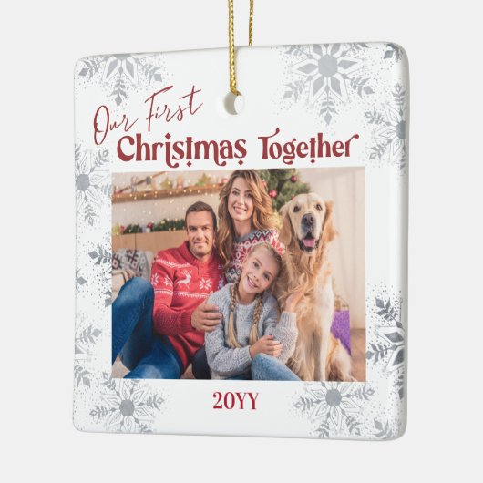 私たちの初めてのクリスマスが一緒に家族の写真レッド セラミックオーナメント (左)