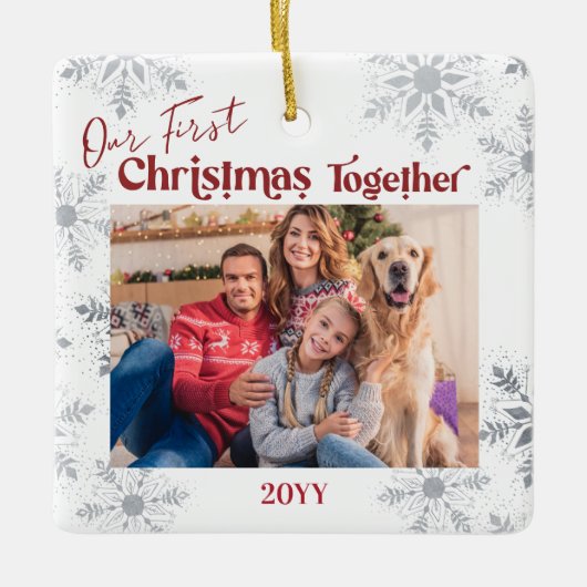 私たちの初めてのクリスマスが一緒に家族の写真レッド セラミックオーナメント (正面)