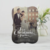 私たちの初めてのクリスマスが一緒に白いスクリプトの写真 シーズンカード (スタンド正面)