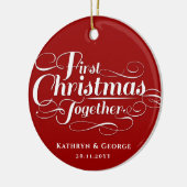 私たちの初めてのクリスマスが一緒に白いスクリプトの写真 セラミックオーナメント (左)