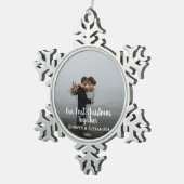 私たちの初めてのクリスマスが一緒に結婚した写真 スノーフレークピューターオーナメント (右)