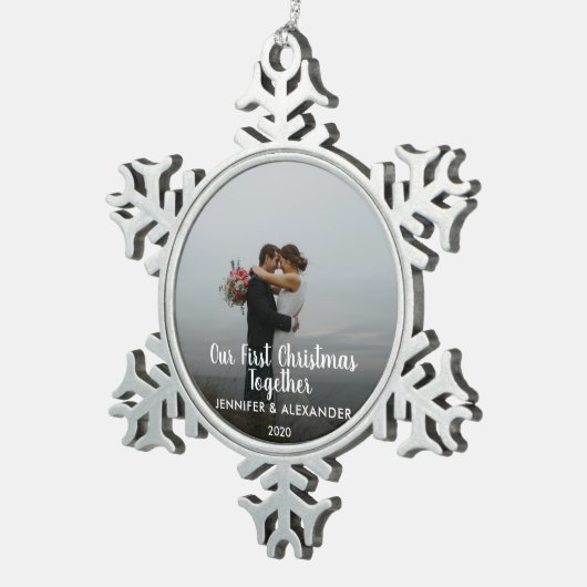 私たちの初めてのクリスマスが一緒に結婚した写真 スノーフレークピューターオーナメント (右)