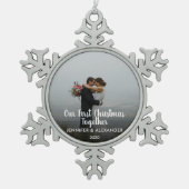 私たちの初めてのクリスマスが一緒に結婚した写真 スノーフレークピューターオーナメント (正面)