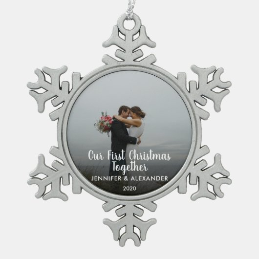 私たちの初めてのクリスマスが一緒に結婚した写真 スノーフレークピューターオーナメント (正面)