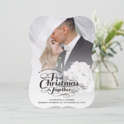 私たちの初めてのクリスマスが一緒に黒いスクリプト写真 シーズンカード (スタンド正面)