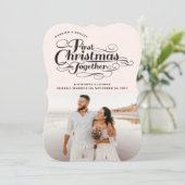 私たちの初めてのクリスマスが一緒に黒いスクリプト写真 シーズンカード (スタンド正面)