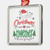 私たちの初めてのクリスマスが一致するカップル メタルオーナメント (左)