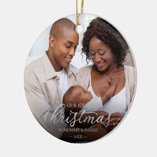 私たちの初めてのクリスマスとしてママとパパシルバーフォイル セラミックオーナメント (左)