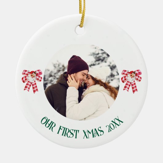 私たちの初めてのクリスマスと写真、サンタパーソナライズされた、 セラミックオーナメント (正面)