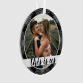 私たちの初めてのクリスマスのカップルの写真黒い格子柄 オーナメント (正面)