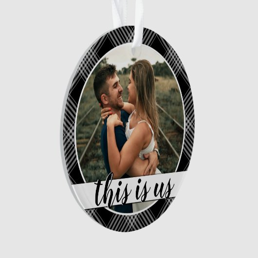 私たちの初めてのクリスマスのカップルの写真黒い格子柄 オーナメント (正面)