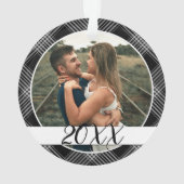 私たちの初めてのクリスマスのカップルの写真黒い格子柄 オーナメント (裏面)