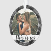 私たちの初めてのクリスマスのカップルの写真黒い格子柄 オーナメント (正面)