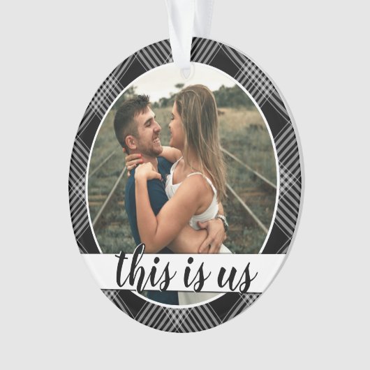 私たちの初めてのクリスマスのカップルの写真黒い格子柄 オーナメント (正面)