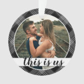 私たちの初めてのクリスマスのカップルの写真黒い格子柄 オーナメント (正面)
