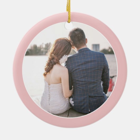 私たちの初めてのクリスマスのカップルの写真 セラミックオーナメント (裏面)
