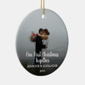 私たちの初めてのクリスマスのカップルの結婚した写真 セラミックオーナメント (右)