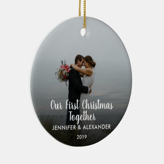 私たちの初めてのクリスマスのカップルの結婚した写真 セラミックオーナメント (右)
