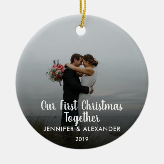 私たちの初めてのクリスマスのカップルの結婚した写真 セラミックオーナメント (正面)