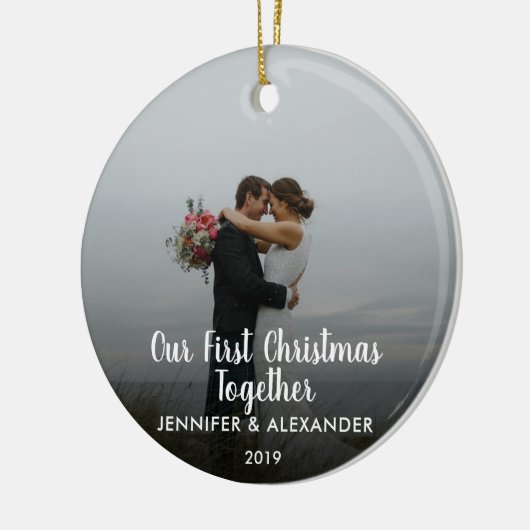 私たちの初めてのクリスマスのカップルの結婚した写真 セラミックオーナメント (左)