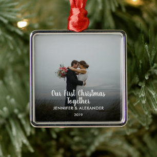 私たちの初めてのクリスマスのカップルの結婚した写真 メタルオーナメント