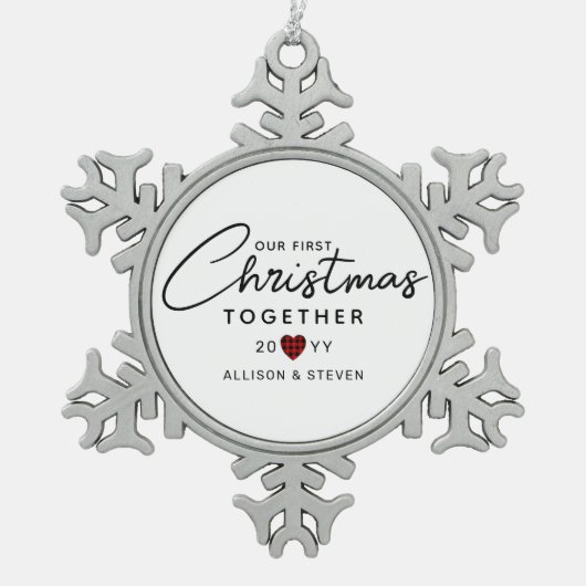 私たちの初めてのクリスマスのスクリプトパーソナライズされた スノーフレークピューターオーナメント (正面)