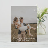 私たちの初めてのクリスマスのミスターとミセスのタイポグラフィ写真 シーズンカード (スタンド正面)