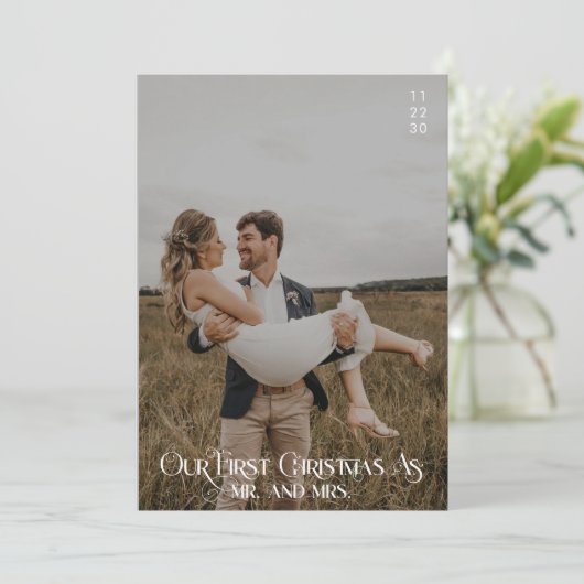 私たちの初めてのクリスマスのミスターとミセスのタイポグラフィ写真 シーズンカード (スタンド正面)