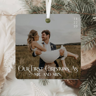 私たちの初めてのクリスマスのミスターとミセスのタイポグラフィ写真 メタルオーナメント