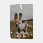 私たちの初めてのクリスマスのミスターとミセスのタイポグラフィ写真 メタルオーナメント (正面左)