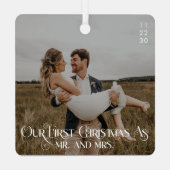 私たちの初めてのクリスマスのミスターとミセスのタイポグラフィ写真 メタルオーナメント (裏面)
