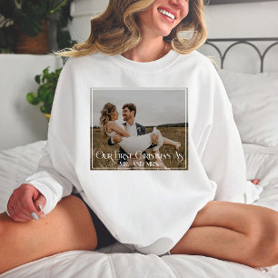 私たちの初めてのクリスマスのミスターとミセスのタイポグラフィ写真 Tシャツ