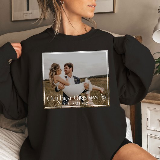 私たちの初めてのクリスマスのミスターとミセスのタイポグラフィ写真 Tシャツ