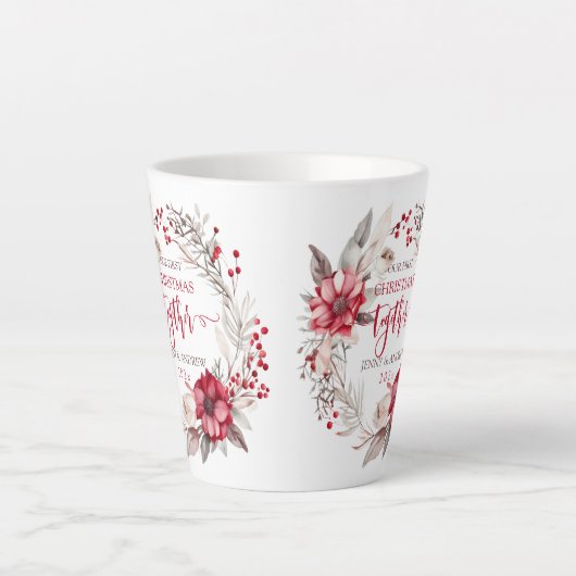 私たちの初めてのクリスマスのリース カフェラテマグ (正面)