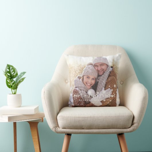 私たちの初めてのクリスマスの両面フォトホリデー クッション (椅子)