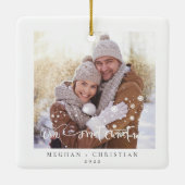 私たちの初めてのクリスマスの両面フォトホリデー セラミックオーナメント (裏面)