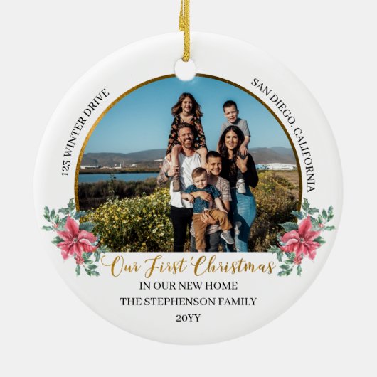 私たちの初めてのクリスマスの新しいホームホリデーフォト セラミックオーナメント (裏面)