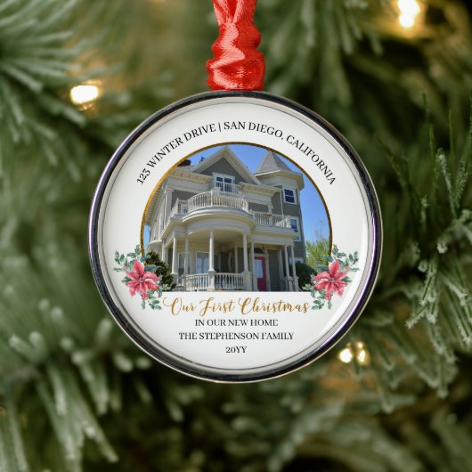 私たちの初めてのクリスマスの新しいホームホリデーフォト メタルオーナメント (ツリー)