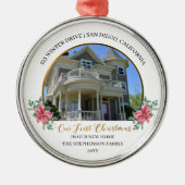 私たちの初めてのクリスマスの新しいホームホリデーフォト メタルオーナメント (正面)