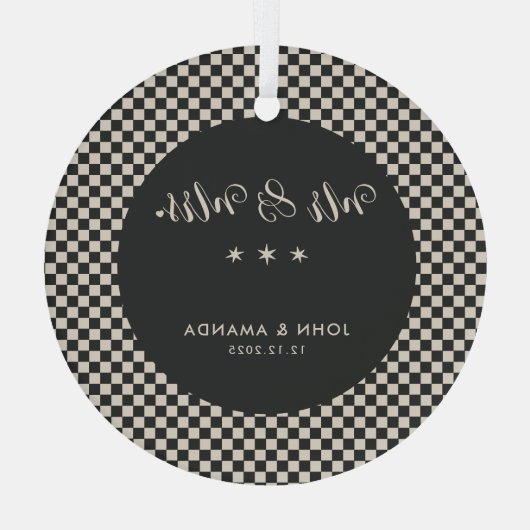 私たちの初めてのクリスマスの新しいレトロミスターとミセス ガラスオーナメント (裏面)