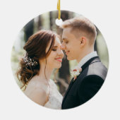 私たちの初めてのクリスマスの緑のリース セラミックオーナメント (裏面)