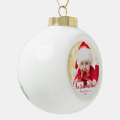 私たちの初めてのクリスマスの赤いスクリプトの写真 セラミックボールオーナメント (左)