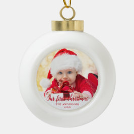 私たちの初めてのクリスマスの赤いスクリプトの写真 セラミックボールオーナメント