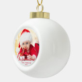 私たちの初めてのクリスマスの赤いスクリプトの写真 セラミックボールオーナメント (右)