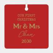 私たちの初めてのクリスマスの赤と赤と金ゴールドの写真 メタルオーナメント (正面)